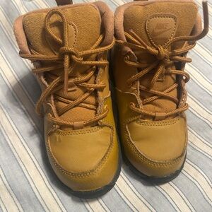 Nike Manola wheat sz 9c good condition